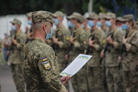 Чи діють під час карантину гарантії для працівників, призваних на військову службу, — роз’яснення Держпраці