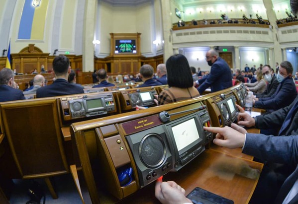 Раду закликають зобов'язати нардепів говорити українською