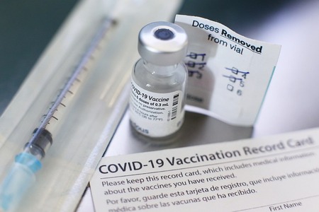 Життя без карантину: що буде з тестами та вакцинами?