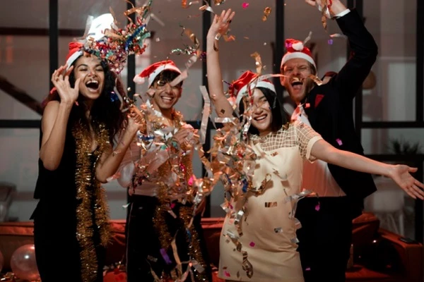 Розкажіть працівникам, як безпечно зустріти 2021 рік