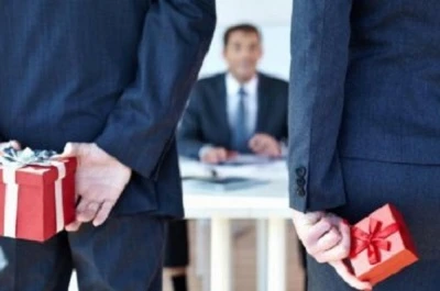 Що є подарунком для держслужбовця, а що хабарем — роз’яснює Держпраці Що є подарунком для держслужбовця, а що хабарем — роз’яснює Держпраці