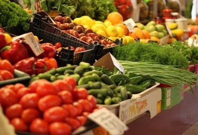 Уряд дозволив відкрити продовольчі ринки. Працювати вони можуть за певних умов Уряд дозволив відкрити продовольчі ринки. Працювати вони можуть за певних умов