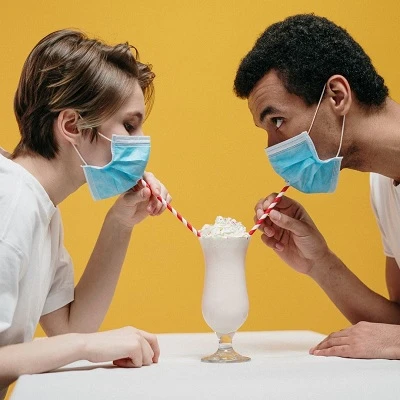 МОЗ роз'яснює, як правильно користуватись масками в спеку МОЗ роз'яснює, як правильно користуватись масками в спеку