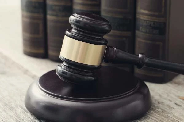 Є перше рішення суду, — наказ про відсторонення від роботи невакцинованого працівника скасовано Є перше рішення суду, — наказ про відсторонення від роботи невакцинованого працівника скасовано
