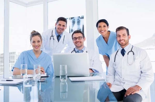 Уряд підвищить базову зарплату медпрацівникам Уряд підвищить базову зарплату медпрацівникам