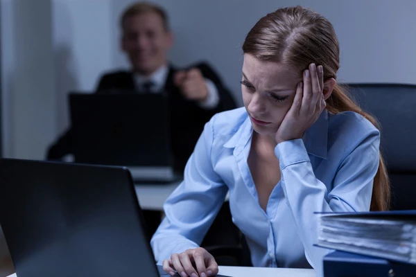 Чи компенсують шкоду працівнику, нанесену під час цькування